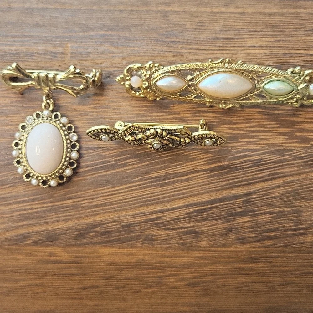 Vintage Vtg Gold Tone & Simulated Pearl Brooch Pins - Picture 1 of 10